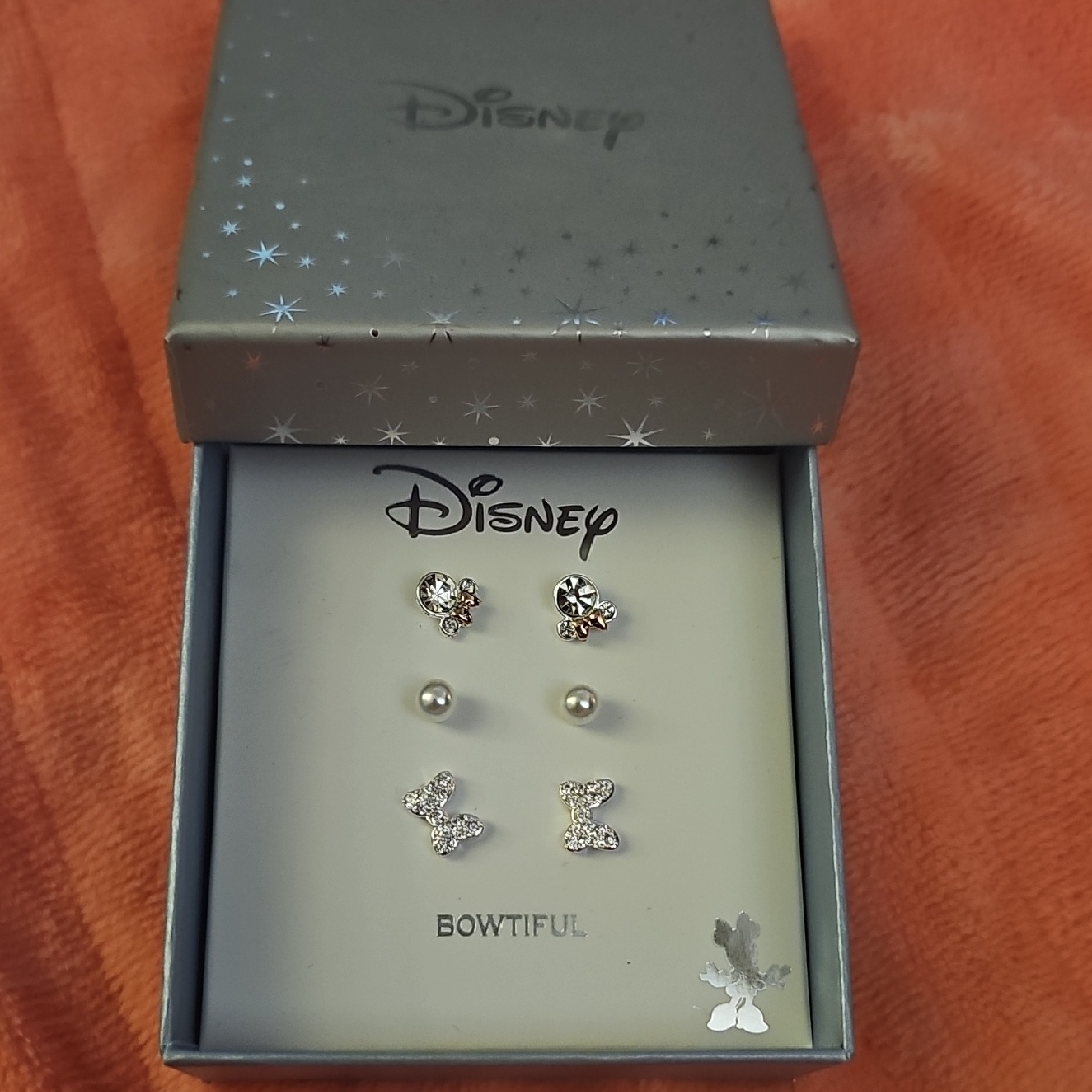 New In Box Disney Bowtiful Silver And Pearl Earrings 55$
